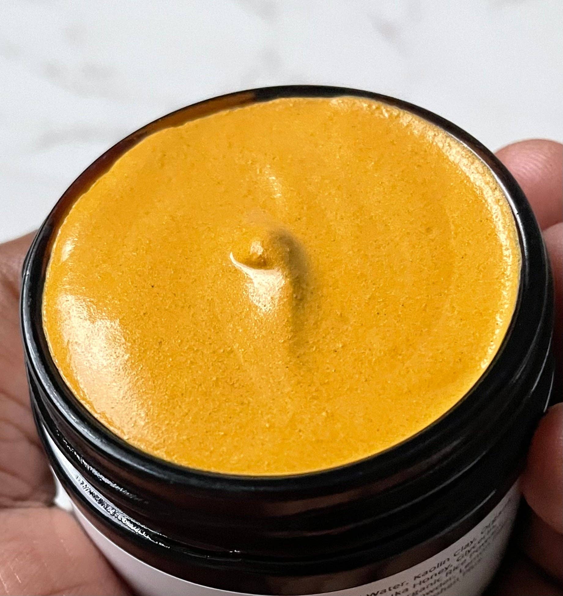 Mascarilla facial iluminadora con cúrcuma y miel de manuka